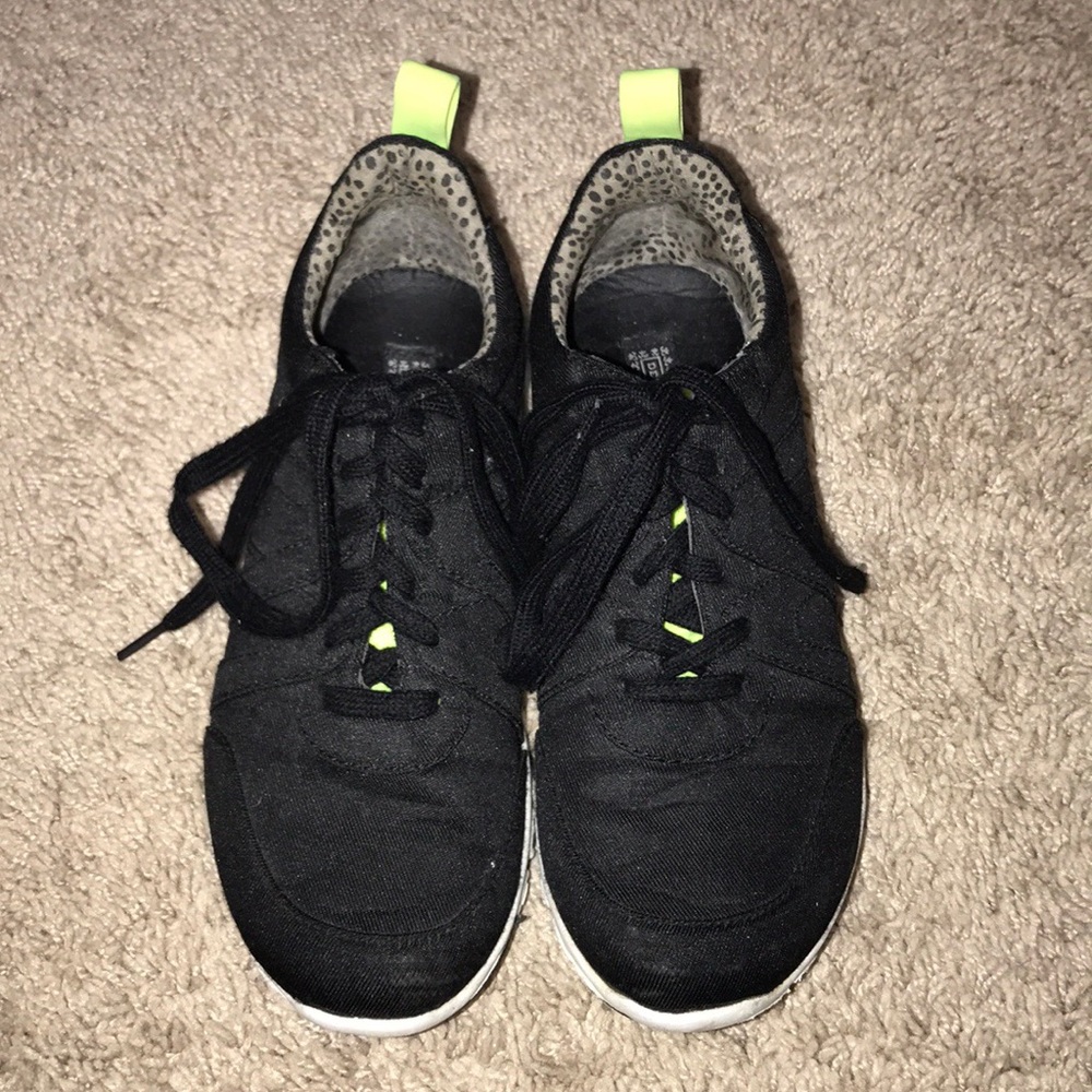 Black tennis shoes